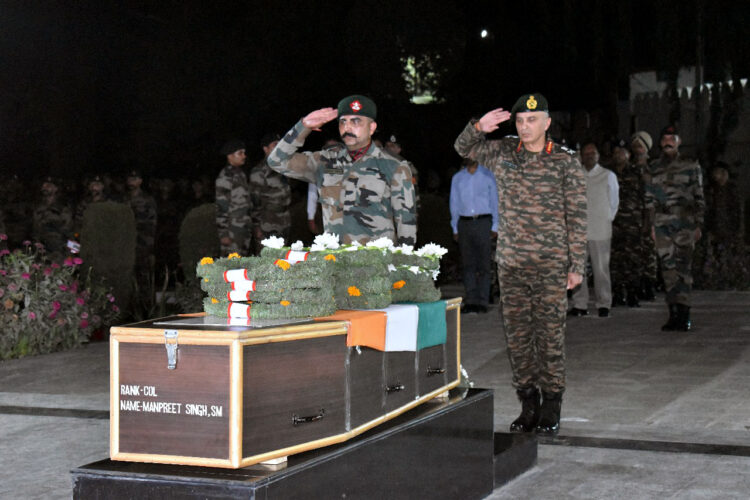 कर्नल मनप्रीत सिंह को श्रद्धांजलि देते सेना के अधिकारी
