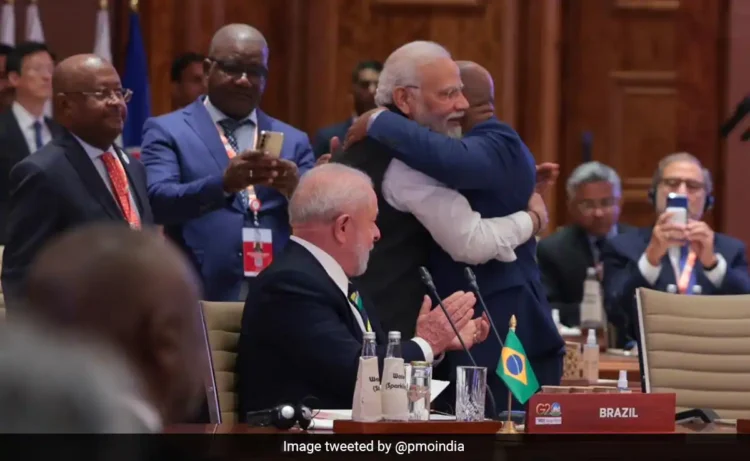 अफ्रीकी संघ के अध्यक्ष अजाली असौमनी को गले लाकर जी20 में उनका स्वागत करते मोदी