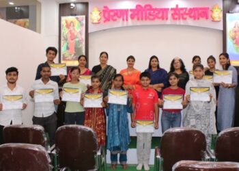 प्रमाणपत्र प्राप्त करने वाले छात्रों के साथ अतिथि