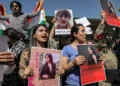 ईरान में हिजाब विरोध का प्रतीक बनी पुलिस की कथित यातना में मारी गई महसा अमीनी (फाइल चित्र)
