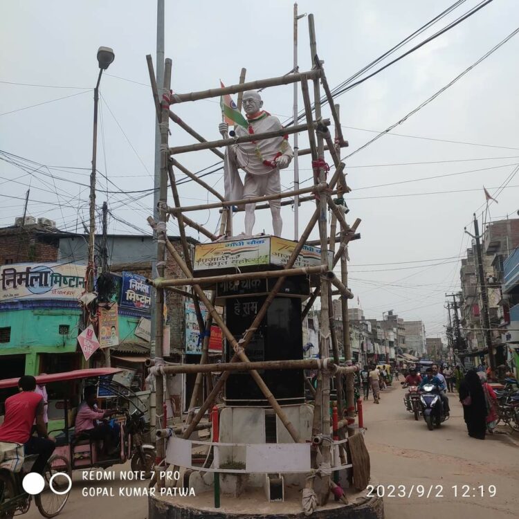 मुंगेर के एक चौराहे पर लगी महात्मा गांधी की प्रतिमा को ढकने की तैयारी। हालांकि विरोध के बाद अब इसे रोक दिया गया है।
