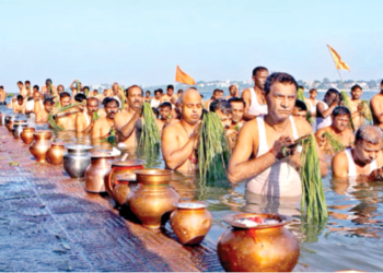 पितरों का तर्पण करते लोग (प्रतीकात्मक चित्र)