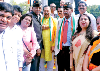वीर सैनिकों को प्रणाम करने के बाद श्री इंद्रेश कुमार के साथ अन्य लोग