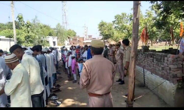 बरेली दुआवत गांव में ब्रह्मदेव स्थल के पास नमाज पढ़े जाने को लेकर पुलिस कार्रवाई में जुट गई है, ग्राम प्रधान मोहम्मद उमर सहित 57 लोगों के खिलाफ एफआईआर दर्ज की गई है।