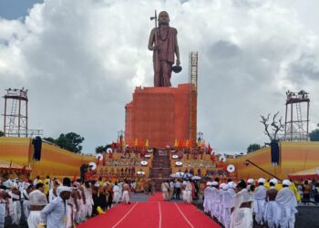 आदि शंकराचार्य की प्रतिमा