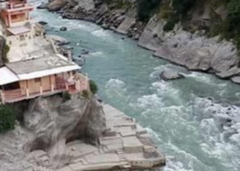 top hot water river in india