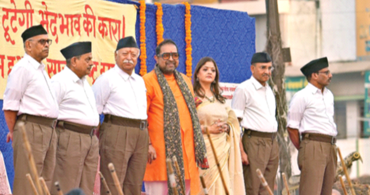 विजयादशमी उत्सव में श्री दत्तात्रेय होसबाले (बाएं से दूसरे), श्री मोहनराव भागवत, श्री शंकर महादेवन एवं अन्य अतिथि