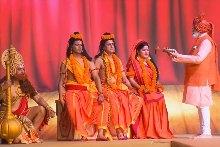 रामलीला में भगवान राम और माता सीता का पूजन करते प्रधानमंत्री नरेंद्र मोदी