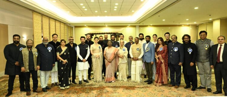 69वें राष्ट्रीय फिल्म पुरस्कार से सम्मानित कलाकारों के साथ राष्ट्रपति द्रौपदी मुर्मु और केंद्रीय मंत्री अनुराग ठाकुर