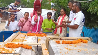 राजस्थान के माउंट आबू से कारसेवकपुरम पहुंचे श्रीराम स्तंभ का वैदिक मंत्रोच्चार के साथ पूजन-अर्चन किया गया