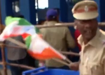 tamil nadu policeman threw the tricolor into garbage