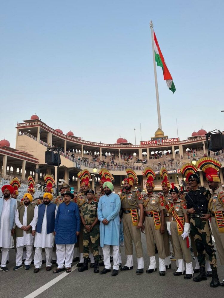 केंद्रीय मंत्री नितिन गडकरी ने पंजाब में भारत-पाकिस्तान अंतरराष्ट्रीय सीमा पर (अटारी चेक पोस्ट) पर देश का सबसे ऊंचा राष्ट्रीय ध्वज फहराया।