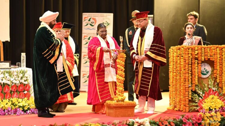 हेमवती नंदन बहुगुणा गढ़वाल विश्वविद्यालय के 11वें दीक्षांत समारोह का उद्घाटन करतीं राष्ट्रपति द्रौपदी मुर्मु। साथ में राज्यपाल लेफ्टिनेंट जनरल गुरमीत सिंह (से नि) और मुख्यमंत्री पुष्कर सिंह धामी।