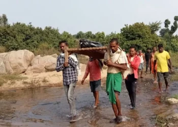 चतरा जिले के एक गांव कारिमांडर एवं बुटकुईया के ग्रामीण अपने मृत परिजन का शव ले जाते हुए। अस्पताल में निधन हो गया था। सड़क नहीं होने के कारण गांव तक ऐसे ही किसी बीमार या शव को ले जाया जाता है।