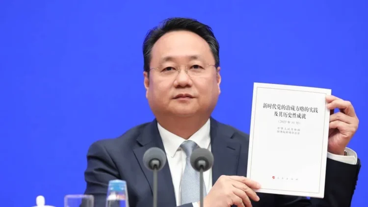 श्वेत पत्र जारी करता हुआ चीन सरकार का अधिकारी