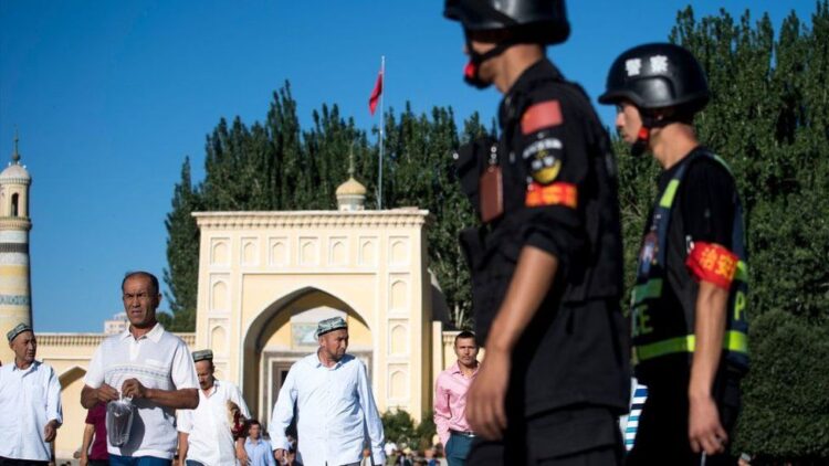 एक मस्जिद पर ​नजर रखे चीनी पुलिस  (फाइल चित्र)