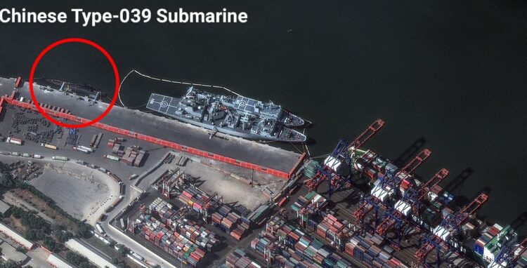 उपग्रह चित्र में कराची बंदरगाह पर खड़े चीन के युद्धक बेड़े में टाइप 926 पनडुब्बी, टाइप 52डी विध्वंसक, दो टाइप 54 फ्रिगेट तथा एक टाइप 903 ईंधन आपूर्तिकर्ता जहाज दिख रहा है