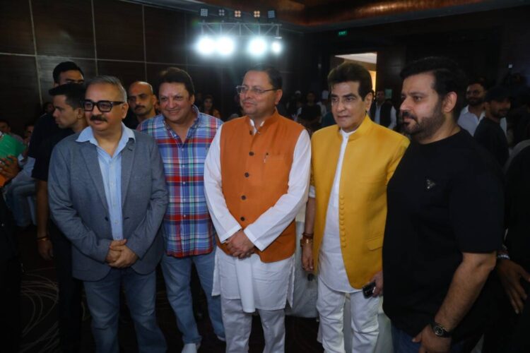 मुंबई में प्रसिद्ध अभिनेता जितेंद्र और अन्य फिल्म निर्माताओं के साथ मुख्यमंत्री पुष्कर सिंह धामी