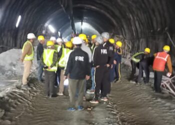 Workers Trapped in Tunnel