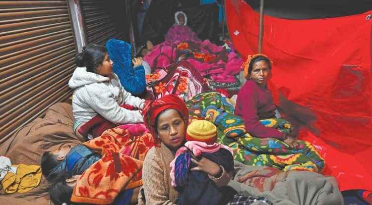 नेपाल में भूकंप से काफी तबाही हुई है। लोगों को राहत शिविरों में शरण लेना पड़ा