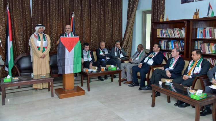 फिलिस्तीन के राजदूत अदनान अबू अल-हैजा अरब देशों के प्रतिनिधियों को संबोधित करते हुए