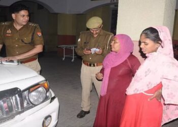 संभल में घटना के बाद मौके पर जानकारी जुटाते पुलिस अधिकारी।