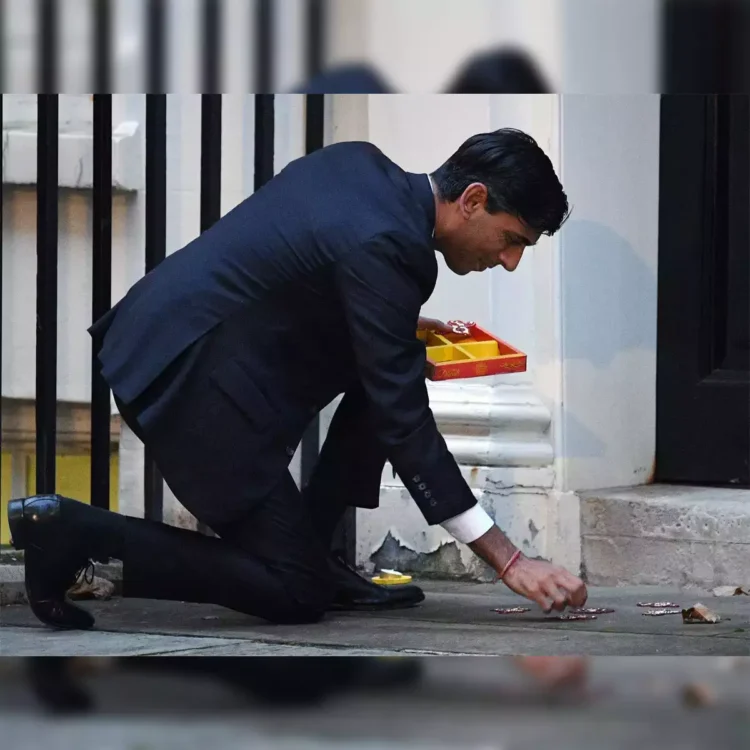 लंदन में अपने सरकारी में दीपावली के त्योहार पर दीये सजाते हुए ब्रिटेन के प्रधानमंत्री ऋषि सुनक