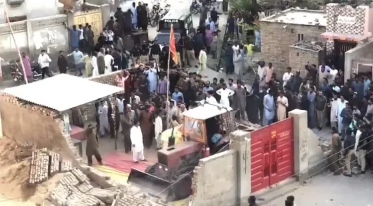 मंदिर तोड़ते हुए पाकिस्तान के इस्लामवादी अधिकारी
