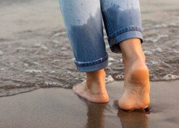 Barefoot walking, Barefoot, Walking, shoes, Health benefits, barefoot walking benefits, walking benefits, grounding, barefoot walking benefits, नंगे पांव चलने के फायदे