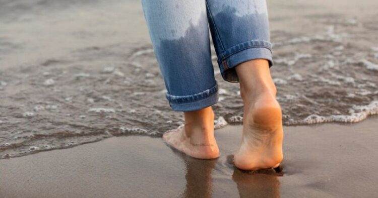 Barefoot walking, Barefoot, Walking, shoes, Health benefits, barefoot walking benefits, walking benefits, grounding, barefoot walking benefits, नंगे पांव चलने के फायदे
