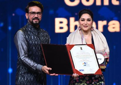 भारतीय अंतरराष्ट्रीय फिल्म महोत्सव में अभिनेत्री माधुरी दीक्षित को सम्मानित करते केंद्रीय मंत्री अनुराग ठाकुर