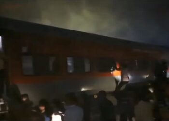 इटावा में ट्रेन की बोगी में लगी आग