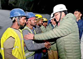 सुरंग से बाहर निकाले गए श्रमिकों की कुशलक्षेम पूछते हुए मुख्यमंत्री पुष्कर सिंह धामी और जनरल वी.के. सिंह