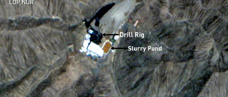 उपग्रह तस्वीरें ड्रिल पाइप का एक ढेर दिखाती हैं। इतना ही नहीं, गड्ढा खोदने के यंत्र को और गहराई तक ले जाने के लिए चिकने तरल का एक गड्ढा भी दिखाती हैं