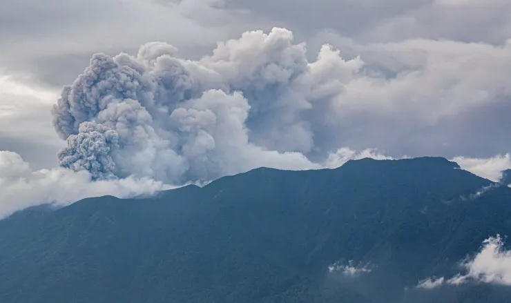 इंडोनेशिया में मरापी ज्वालामुखी के फटने से आसमान में छाई राख की मोटी परत