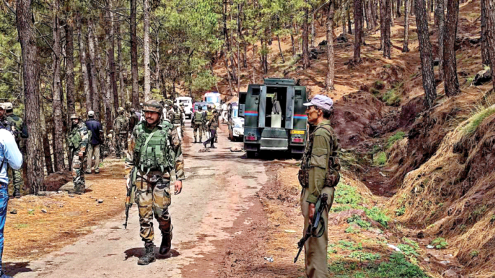 राजौरी में आतंक रोधी अभियान में जुटे सैनिक