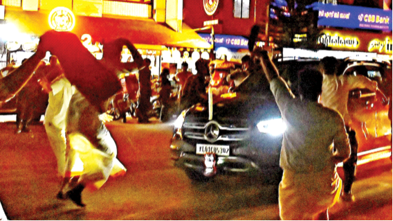 केरल के राज्यपाल आरिफ मोहम्मद खान की कार पर हमला करते एसएफआई के गुंडे