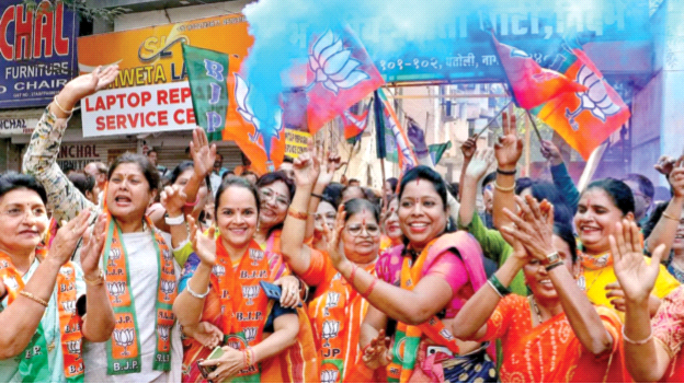 विधानसभा चुनाव में पार्टी को मिली जबरदस्त जीत पर खुशी बनाती भाजपा कार्यकर्ता