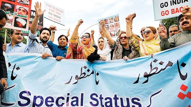 पाकिस्तान में विरोध प्रदर्शन करते लोग (फाइल चित्र)