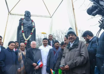 प्रतिमा अनावरण कार्यक्रम में सेर्गी शहर के महापौर जीनडॉन, भारत के पुदुच्चेरी केन्द्र शासित राज्य के मंत्री के लक्ष्मीनारायण व कई अन्य अधिकारी और भारतभक्त मौजूद थे