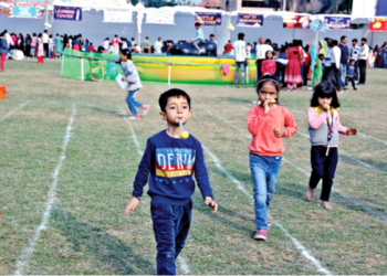 खेल उत्सव में शामिल बच्चे