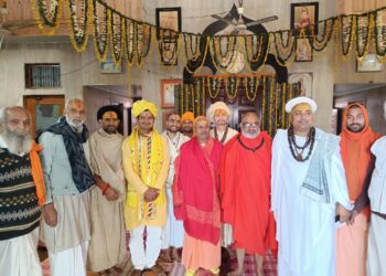 संतों के साथ श्रीकृष्ण जन्मभूमि न्यास के अध्यक्ष दिनेश शर्मा