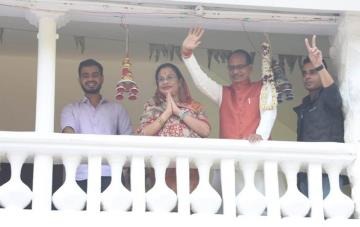 पार्टी कार्यकर्ताओं का अभिवादन करते मुख्यमंत्री शिवराज सिंह चौहान