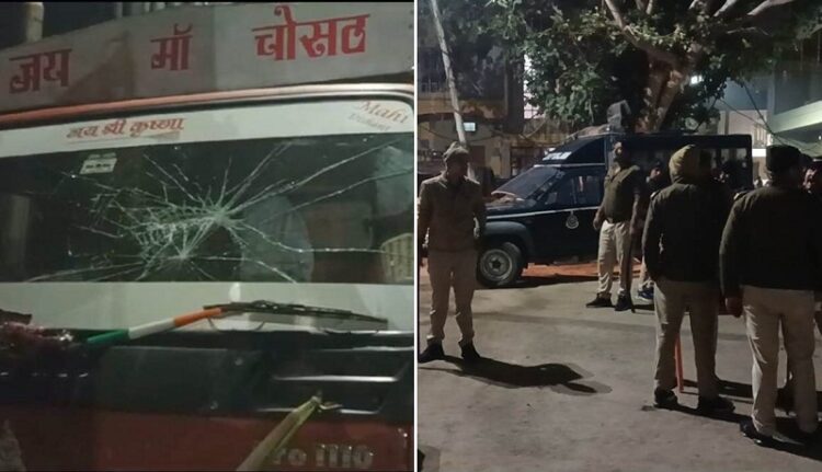 कट्टरपंथी मुस्लिमों की भीड़ ने श्रीराम यात्रा पर किया हमला। क्षतिग्रस्त वाहन और मौके पर तैनात पुलिस।