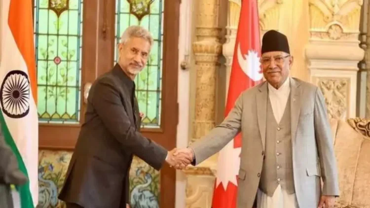 काठमांडू में प्रधानमंत्री प्रचंड (दाएं) से भेंट करते विदेश मंत्री जयशंकर