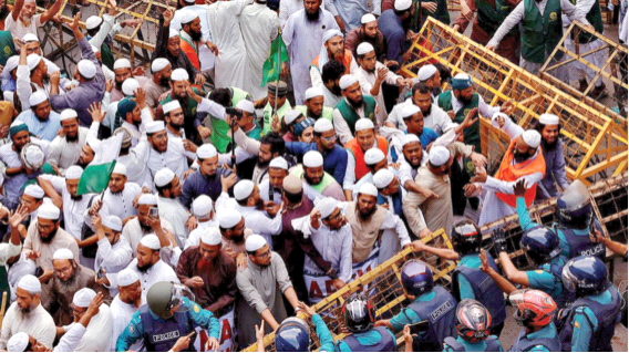 बांग्लादेश की राजधानी ढाका में आम चुनाव के विरुद्ध प्रदर्शन करते इस्लामी आंदोलन बांग्लादेश के समर्थक