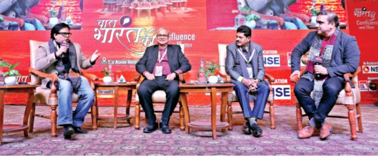 मंच पर (बाएं से) अशोक श्रीवास्तव, सुभाष चंद्र सिंह और गोपाल शर्मा