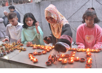 कार्यक्रम में दीप प्रज्ज्वलित कर खुशियां मनाते बच्चे