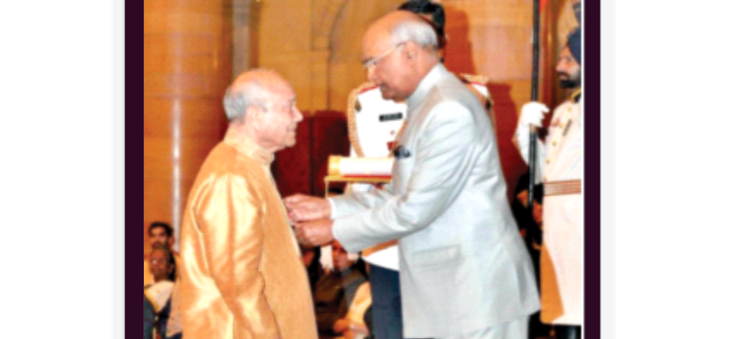 तत्कालीन राष्ट्रपति रामनाथ कोविंद से पद्मभूषण सम्मान प्राप्त करते प्रो. वेद प्रकाश नंदा
