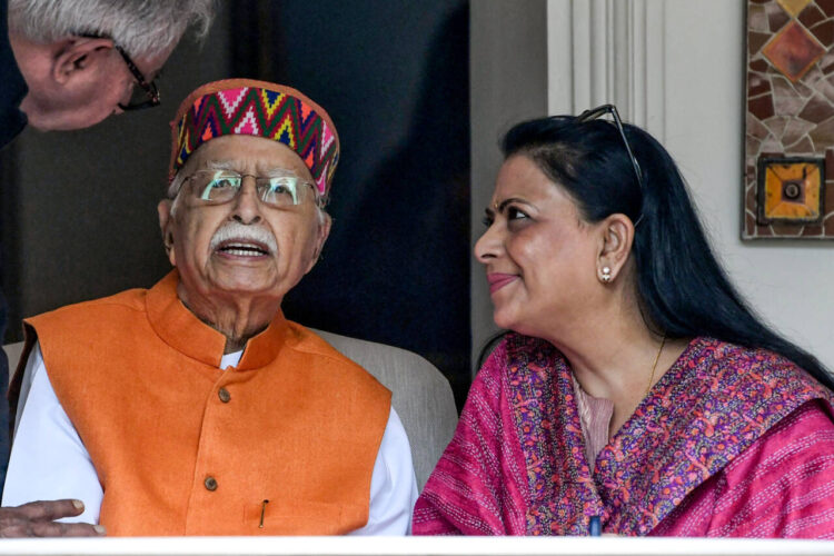 भाजपा के वरिष्ठ नेता लालकृष्ण आडवाणी और उनकी बेटी प्रतिभा आडवाणी